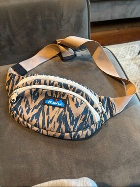 Kavu animal print Crossbody, like new!